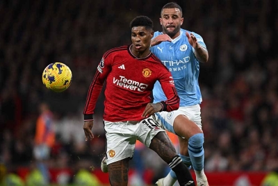 Rashford (kiri) ketika aksi menentang City baru-baru ini. - Foto AFP