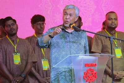 Ahmad Zahid berucap pada Program Santunan Kasih Deepavali di Kompleks UMNO, Hutan Melintang hari ini. - Foto Bernama