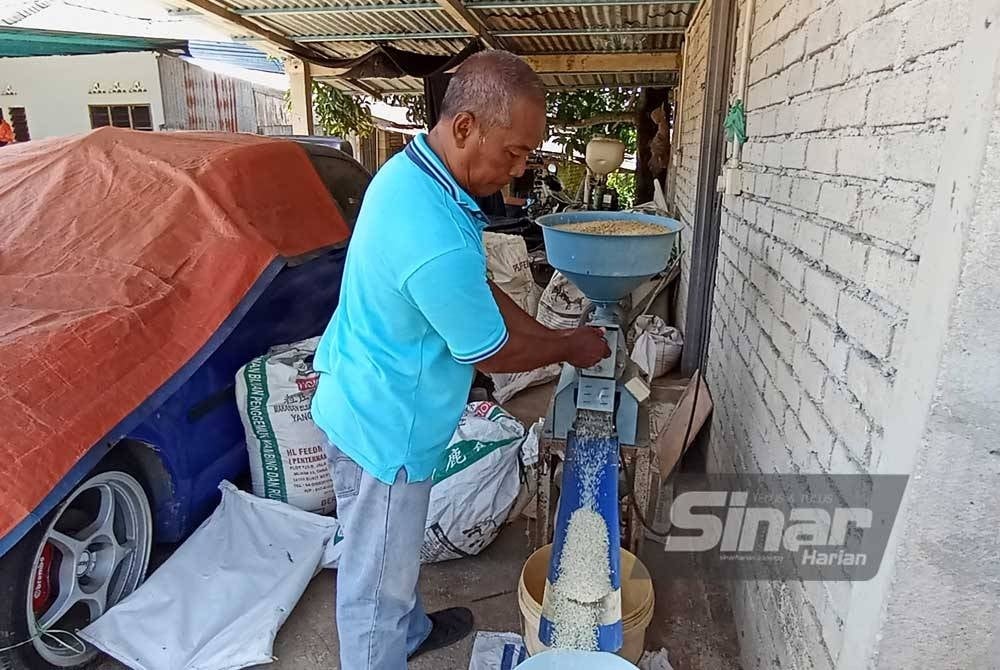 Mohd Zabidi memproses padi untuk mendapatkan beras bagi kegunaan keluarganya sejak tiga tahun lepas.