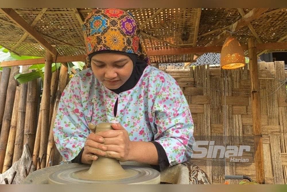 Nur Syazwani Izyan telah menghasilkan lebih 80 produk berasaskan tanah liat seperti bekas telur, hiasan pasu, lampu serta hiasan dalaman rumah.