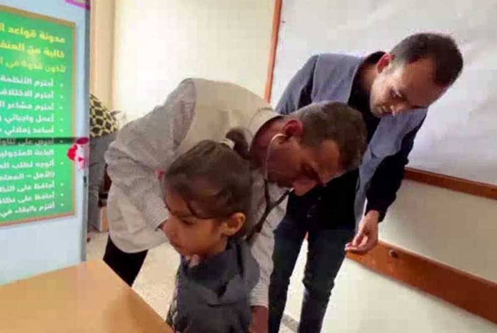 Hassan Zain bergerak ke setiap lokasi penempatan sementara untuk memberikan rawatan perubatan - Foto: Reuters