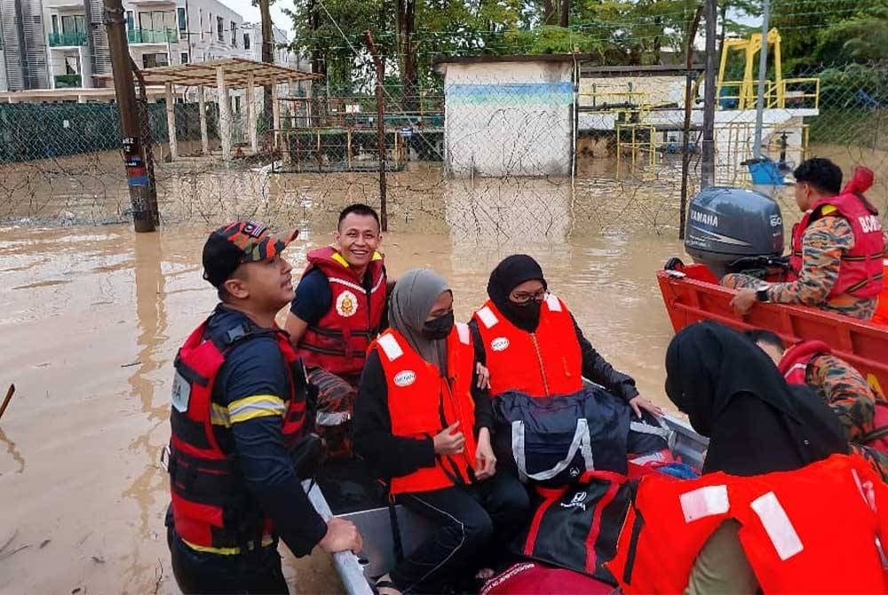 Penduduk dipindahkan dengan menggunakan bot Jabatan Bomba dan Penyelamat Malaysia(JBPM) pada Ahad.