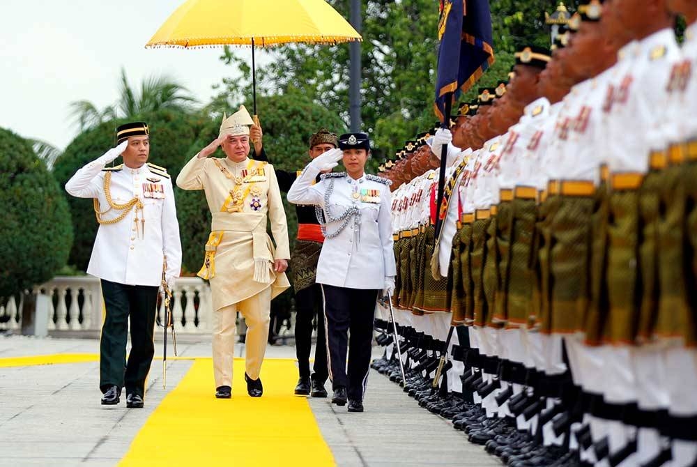 Sultan Perak, Sultan Nazrin Shah berkenan memeriksa kawalan kehormatan utama yang terdiri daripada 103 anggota dan tiga pegawai daripada Rejimen Askar Jurutera Diraja 2 Divisyen sempena sambutan Ulang Tahun Hari Keputeraan Baginda ke-67, di Istana Iskandariah pada Ahad.- Foto: Bernama
