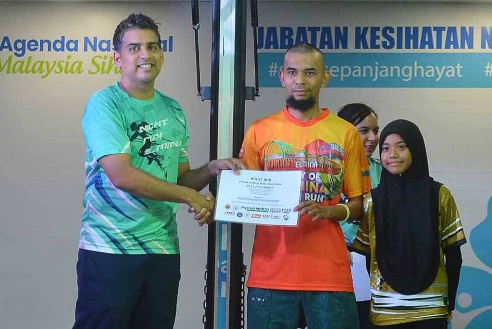 Pemenang tempat pertama bagi kategori keluarga Elmina Night Run.