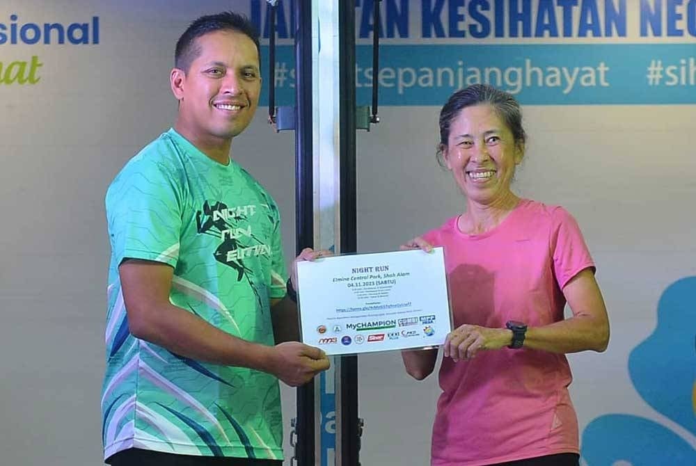 Pemenang tempat pertama Ng Lili, 62, bagi kategori individu wanita Elmina Night Run.