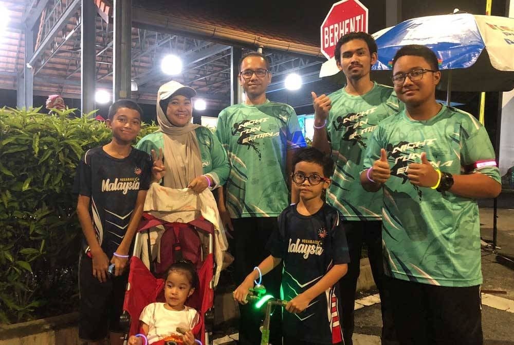 Suri rumah, Aemielisa Shahilda Abdullah, 39, (dua dari kiri) bersama keluarga menyertai program Elmina Night Run.