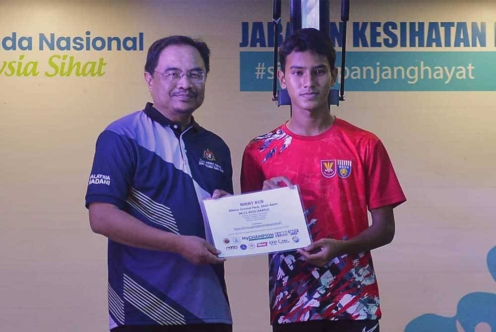 Pemenang tempat pertama Muhammad Farid Ilham bagi kategori individu lelaki Elmina Night Run.