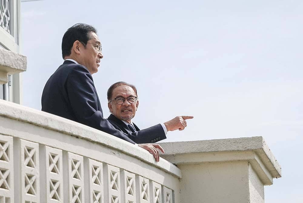 Anwar Ibrahim bersama rakan sejawatnya Fumio Kishida dari Jepun di Seri Perdana pada Ahad. - Foto: Bernama