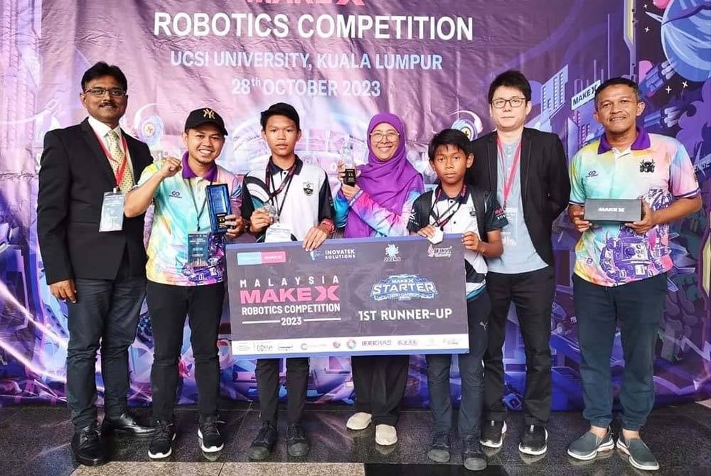 Wan Rahmat (kanan) dan Mohd Zulkhairi (dua, kiri) bersama Nazril (tiga, kiri) serta Aizal (tiga, kanan) bergambar selepas melakar kemenangan dalam pertandingan Make X Starter pada Malaysia Make X 2023 Robotics Competition di Universiti UCSI, Kuala Lumpur bulan lalu. - Foto Cikgu Mohd Zulkhairi
