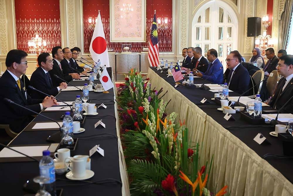 Anwar (kanan) ketika berucap pada mesyuarat dua hala dengan rakan sejawatnya Fumio Kishida dari Jepun di Kompleks Seri Perdana pada Ahad. - Foto: Bernama