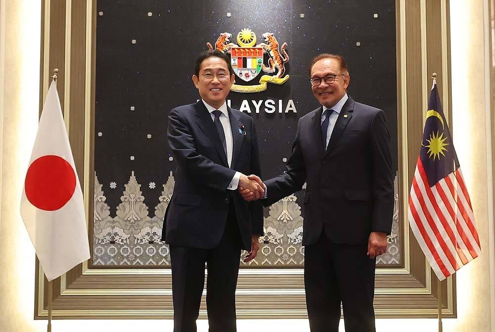 Anwar menerima kunjungan hormat daripada rakan sejawatnya dari Jepun Fumio Kishida bagi membincangkan kerjasama untuk memperkukuh hubungan dua hala di Kompleks Seri Perdana pada Ahad. - Foto: Bernama