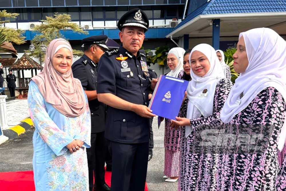 Ketua Biro Industri Kecil Perkep Kelantan, Mariana Ramli @ Hashim (dua dari kanan) menerima sijil penghargaan daripada Muhamad Zaki (kiri).