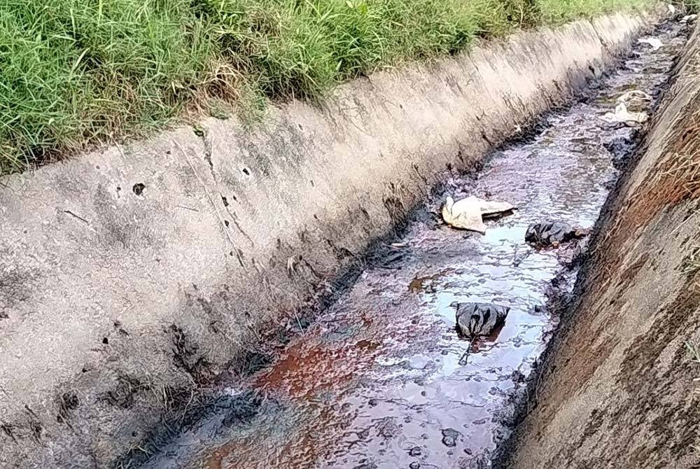 Keadaan saliran berhampiran anak Sungai Tebrau mempunyai kesan berminyak dan berwarna hitam.