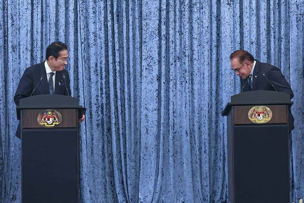 Anwar (kanan) pada sidang media bersama rakan sejawatnya dari Jepun, Fumio Kishida di Seri Perdana hari ini. - Foto Bernama