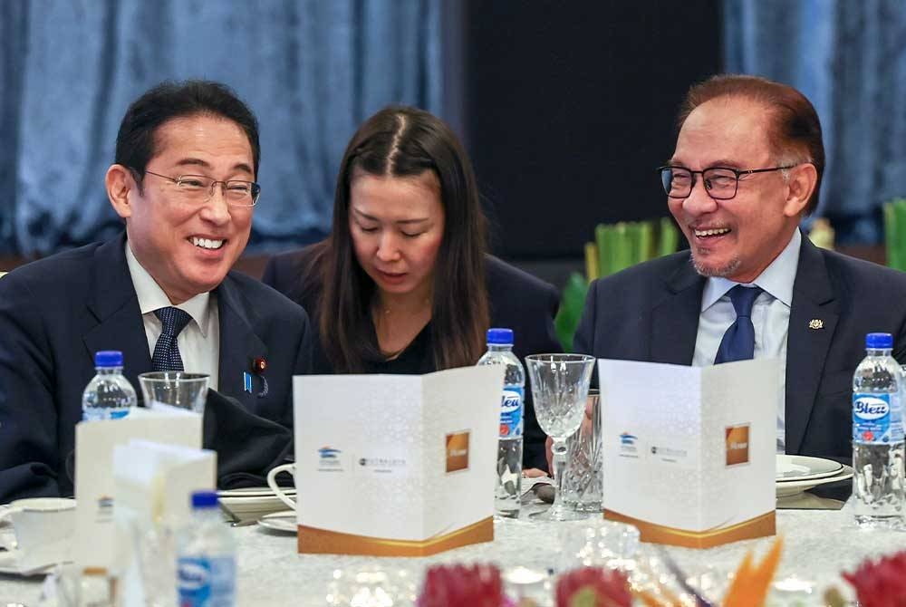 Anwar (kanan) bersama rakan sejawatannya dari Jepun, Fumio Kishida (kiri) pada majlis makan tengah hari. - Foto Bernama