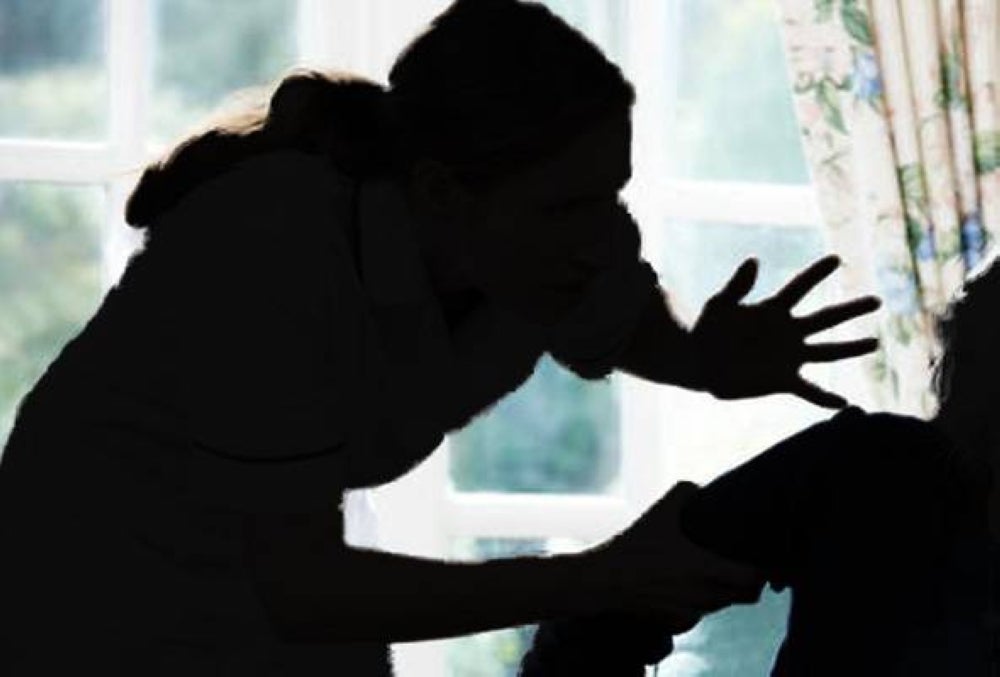 Seorang lelaki bertindak menendang sebelum menampar anaknya dalam kejadian di sebuah rumah di Kampung Pasir Hulu Kelang di Ampang pada Sabtu. - Gambar hiasan