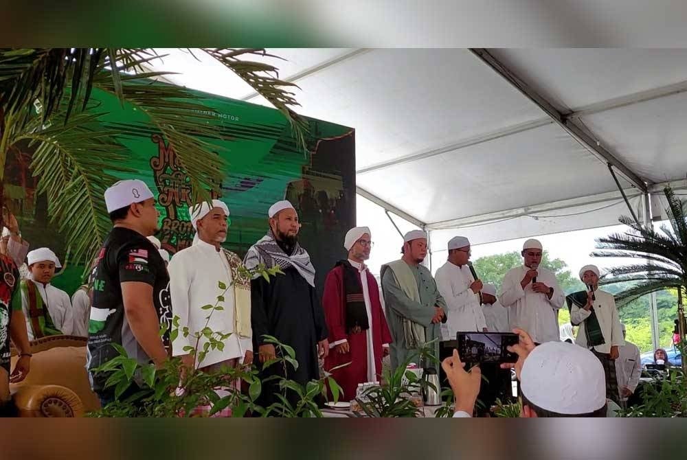 Barisan ustaz jemputan yang mengetuai Maulid Akhbar pada Ahad.