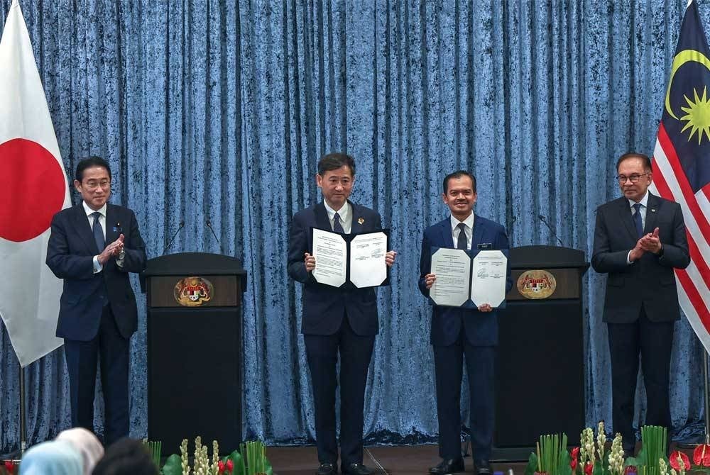 Anwar (kanan) dan Fumio Kishida (kiri) menyaksikan pertukaran dokumen memorandum kerjasama dalam bidang informasi dan komunikasi antara Kementerian Komunikasi dan Digital Malaysia dan Kementerian Hal Ehwal Dalam Negeri dan Komunikasi Jepun di Seri Perdana hari ini. - Foto Bernama