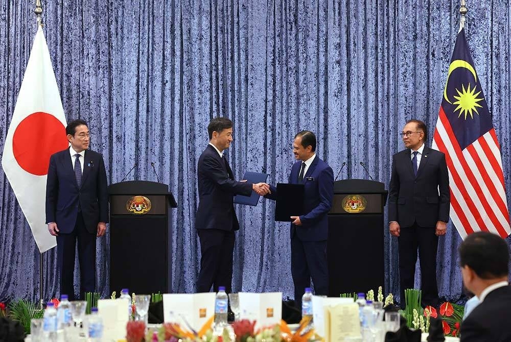 Anwar (kanan) dan rakan sejawatannya dari Jepun, Fumio Kishida (kiri) menyaksikan pertukaran memorandum kerjasama dalam bidang maklumat dan komunikasi antara Kementerian Komunikasi dan Digital Malaysia dan Hal Ehwal Dalam Negeri dan Kementerian Perhubungan Jepun di Seri Perdana hari ini. - Foto Bernama