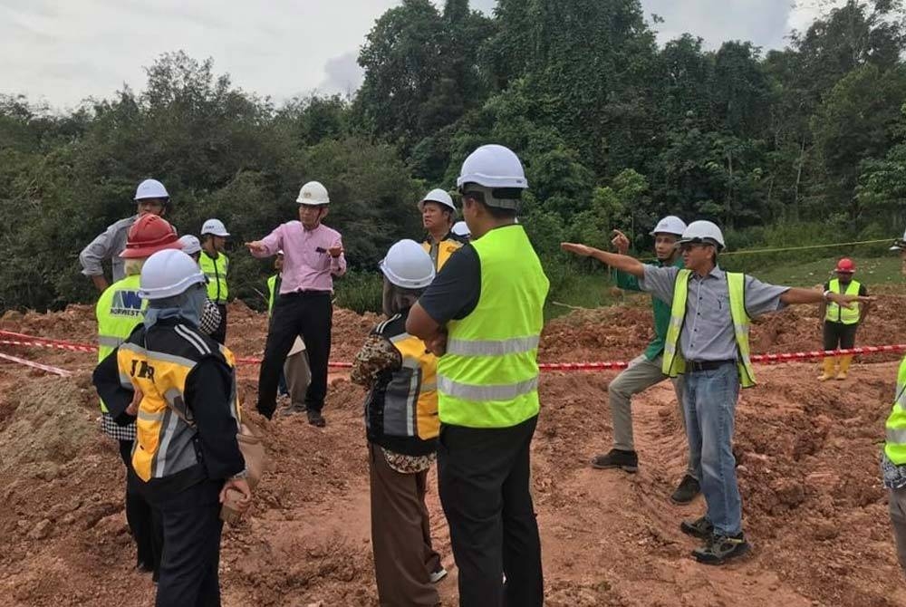 Pasukan penyiasat melibatkan JKKP, CIDB, JKR dan kontraktor melihat kawasan yang menyebabkan kematian tiga warga Bangladesh.