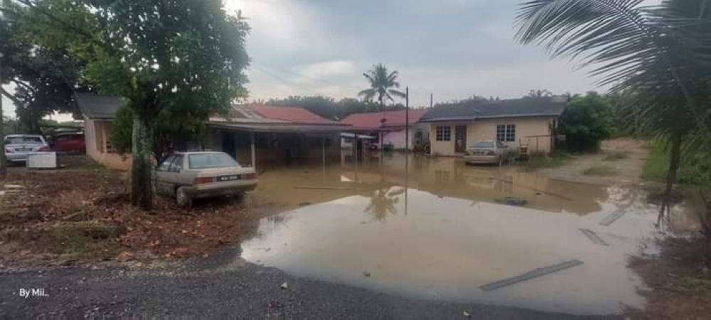 Antara rumah penduduk yang dinaiki air pada Ahad. - Sumber FB Sepang Viral