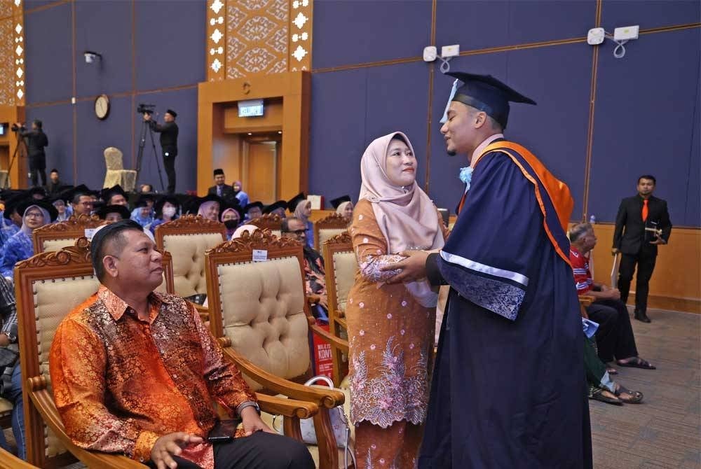 Syed Abrar bersalaman dengan ibunya pada majlis Konvokesyen Universiti Teknikal Malaysia Melaka (UTeM) ke-19. - Foto Facebook UTeM