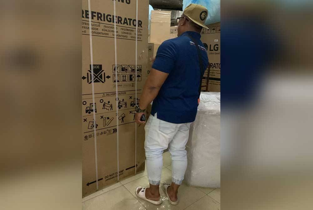 Sebuah kedai barangan elektrik di pusat beli-belah di Subang Jaya dimasuki air pada Ahad.