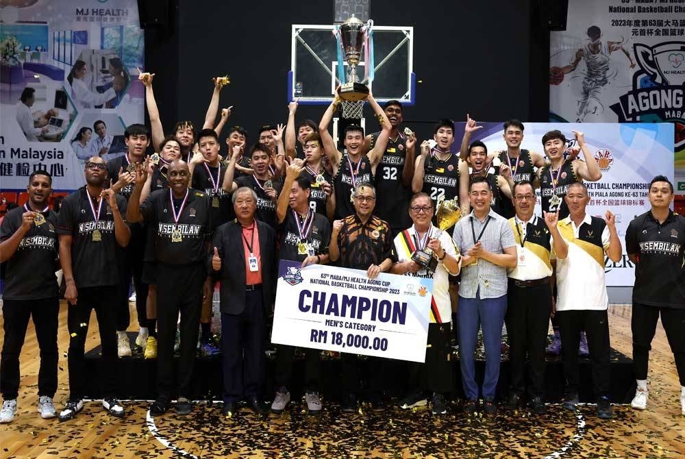 Ketua Pengarah Majlis Sukan Negara (MSN), Abdul Rashid Yaakub bergambar bersama pasukan bola keranjang Negeri Sembilan yang muncul juara Kejohanan Bola Keranjang Kebangsaan Piala Agong 2023 bagi kategori lelaki di Malaysia Basketball Association (MABA) hari ini. - Foto Bernama