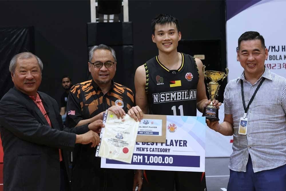 Ketua Pengarah Majlis Sukan Negara (MSN), Abdul Rashid Yaakub (dua, kiri) menyampaikan hadiah kepada pemain hadapan Wong Yi Hao (dua dari kanan) selepas memenangi pemain terbaik lelaki. - Foto Bernama