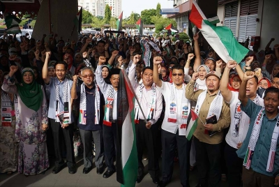 Jasri (lima dari kanan) bersama sebahagian daripada hampir 1,000 penjawat awam di Wisma Persekutuan pada Ahad. - Foto: Bernama