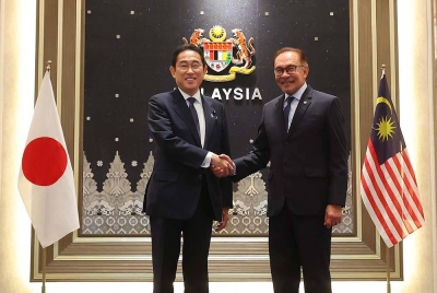 Anwar menerima kunjungan hormat daripada rakan sejawatnya dari Jepun Fumio Kishida bagi membincangkan kerjasama untuk memperkukuh hubungan dua hala di Kompleks Seri Perdana pada Ahad. - Foto: Bernama