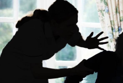 Seorang lelaki bertindak menendang sebelum menampar anaknya dalam kejadian di sebuah rumah di Kampung Pasir Hulu Kelang di Ampang pada Sabtu. - Gambar hiasan