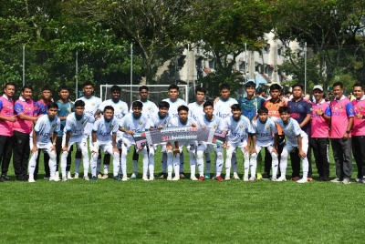 Barisan pengurusan, kejurulatihan, pemain SMK Meru saingan Piala Datuk Mokhtar Dahari B-18 2023.