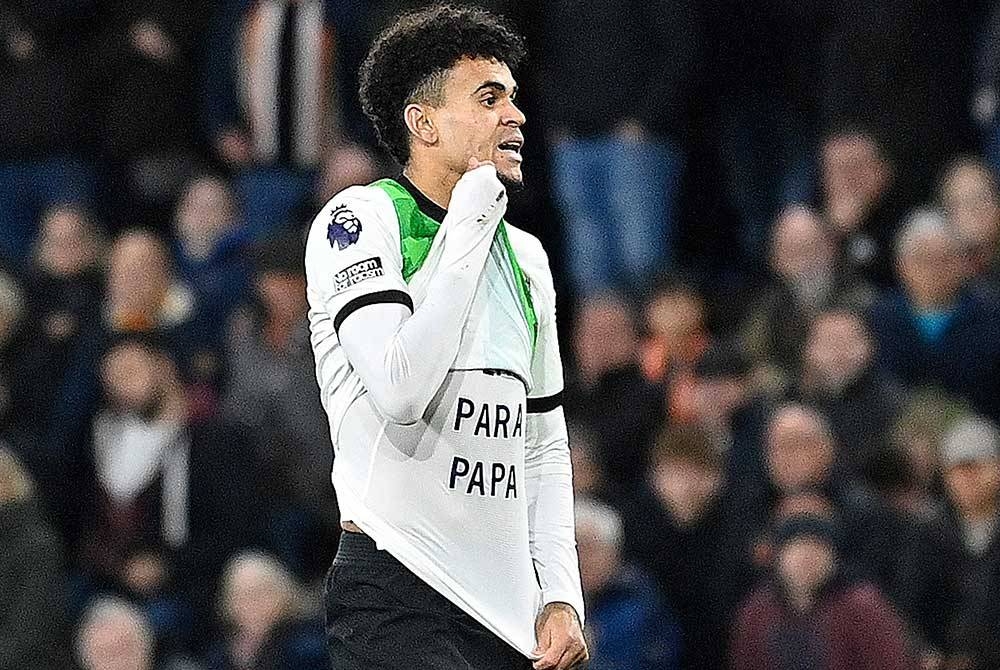 Diaz meraikan jaringannya dengan baju bertulis 'pembebasan untuk ayah'. - Foto: AFP