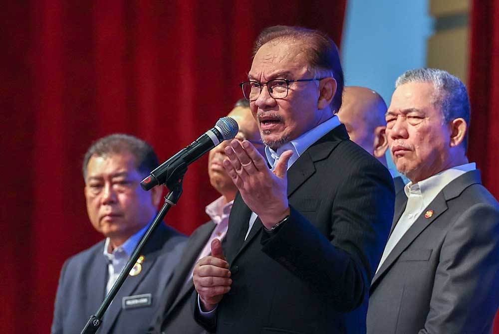 Anwar menyampaikan ucapan pada majlis perjumpaan bersama warga Jabatan Perdana Menteri bagi November 2023 di Puspanitapuri pada Isnin. - Foto: Bernama