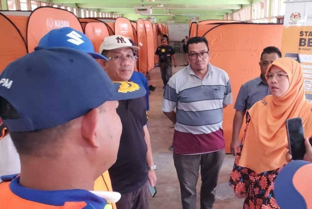 Exco Pembangunan Wanita dan Kebajikan Masyarakat Selangor, Anfaal Saari (kanan) melawat PPS SK Bangi, pada Ahad. - Foto Ihsan APM Selangor.