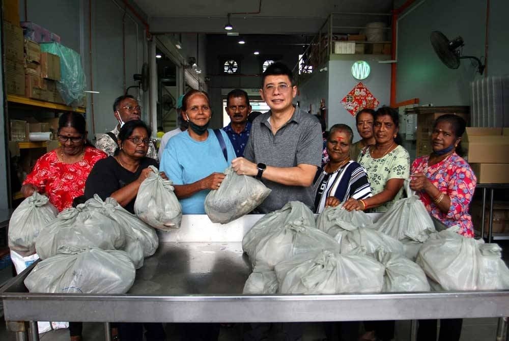 Dr Gary Koh (tengah) menyampaikan sumbangan kepada Malliga di GM Food, Johor Bahru pada Isnin.
