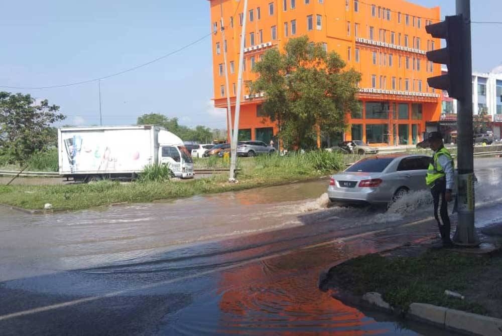 Kenaikan paras air akibat banjir. - Foto Facebook Trafik IPD Sepang