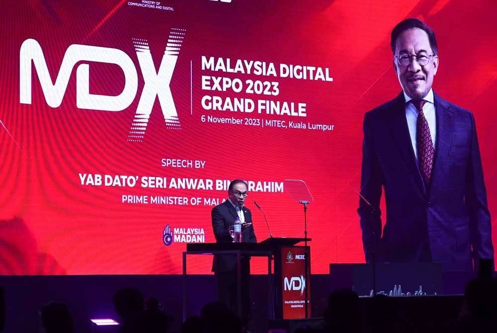 Anwar ketika berucap merasmikan Malaysia Digital Expo 2023 Grand Finale di Pusat Pameran dan Perdagangan Antarabangsa Malaysia pada Isnin. - Foto: Bernama