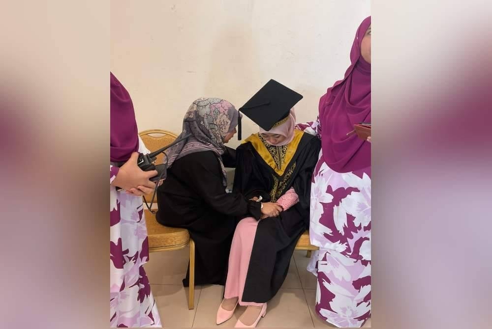 Haslina ketika mendapat khabar mengenai pemergian bapanya.