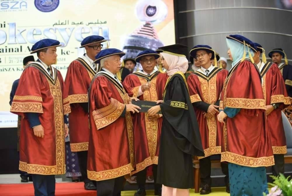 Haslina tetap kuat naik ke pentas menerima ijazah.