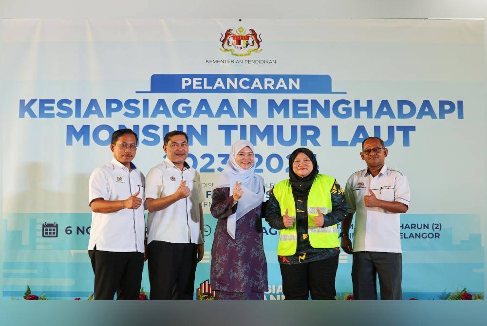 Fadhlina (tengah) bersama wakil sukarelawan KPM, Dr Nurhasni Mohd Noor (dua dari kanan) selepas menyarungkan jaket keselamatan sebagai gimik pelancaran Kesiapsiagaan Menghadapi MTL 2023/2024 di Sekolah Kebangsaan Taman Dato' Harun (2), Jalan Klang Lama pada Isnin. - Foto Bernama