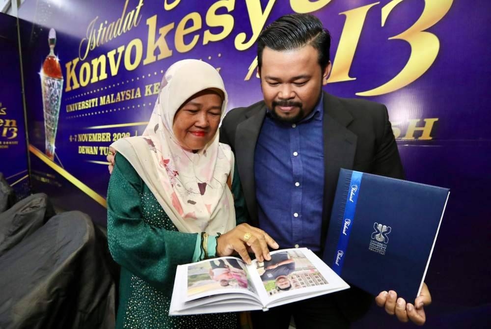 Rohana melihat gambar Muhammad Ibrahim yang meninggal dunia akibat kemalangan kemalangan motosikal, 12 November tahun lalu.