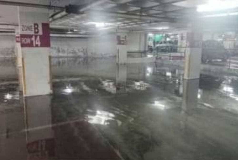 Keadaan banjir di ruang parkir sebuah pusat beli-belah, di Subang Jaya pada Ahad.