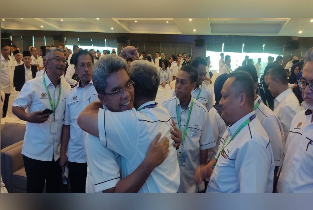 Ketua Pengarah KPM, Datuk Pkharuddin Ghazali (tiga kiri) selepas Majlis Bicara Eksekutif Ketua Pengarah Pendidikan Malaysia Sempena Konvensyen Program Transformasi Daerah di Alor Setar, pada Ahad.