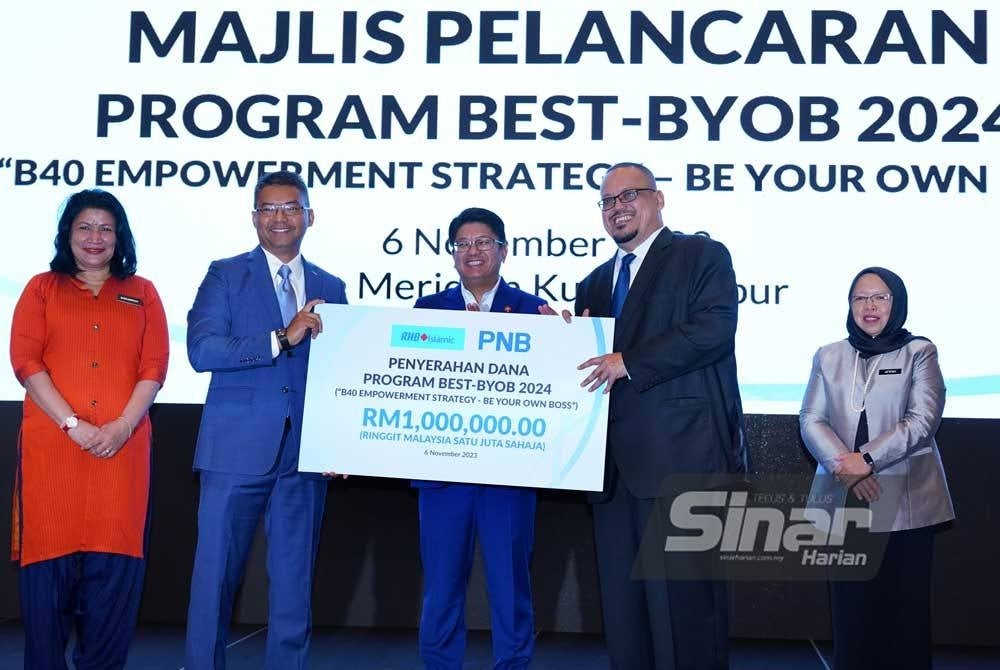 Ewon (tengah) menyaksikan sesi penyerahan dana oleh Adissadikin (dua dari kiri) kepada Mazlan. - Foto Sinar Harian / MOHD HALIM ABDUL WAHID