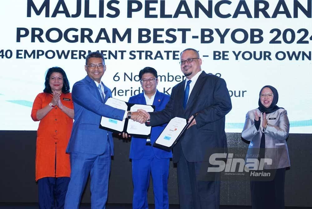 Ewon (tengah) menyaksikan pertukaran dokumen perjanjian antara Adissadikin (dua dari kiri) dan Mazlan (dua dari kanan) pada Majlis Pelancaran Program BEST-BYOB 2024 di Le Meridien Kuala Lumpur pada Isnin. - Foto Sinar Harian / MOHD HALIM ABDUL WAHID