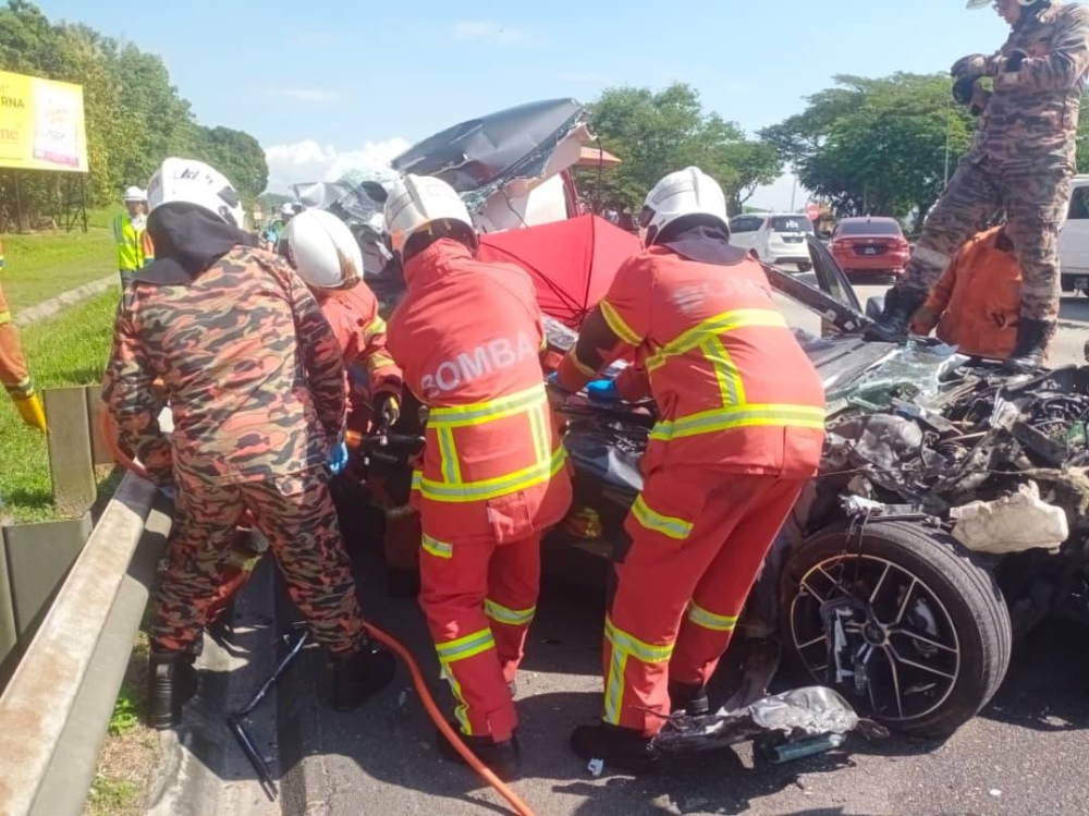 Anggota Bomba dan Penyelamat sedang mengeluarkan pemandu kereta yang tersepit dalam nahas melibatkan dua kenderaan di Kilometer 436.8 Lebuhraya Utara Selatan menghala ke Utara, di Hulu Selangor, pada Isnin.