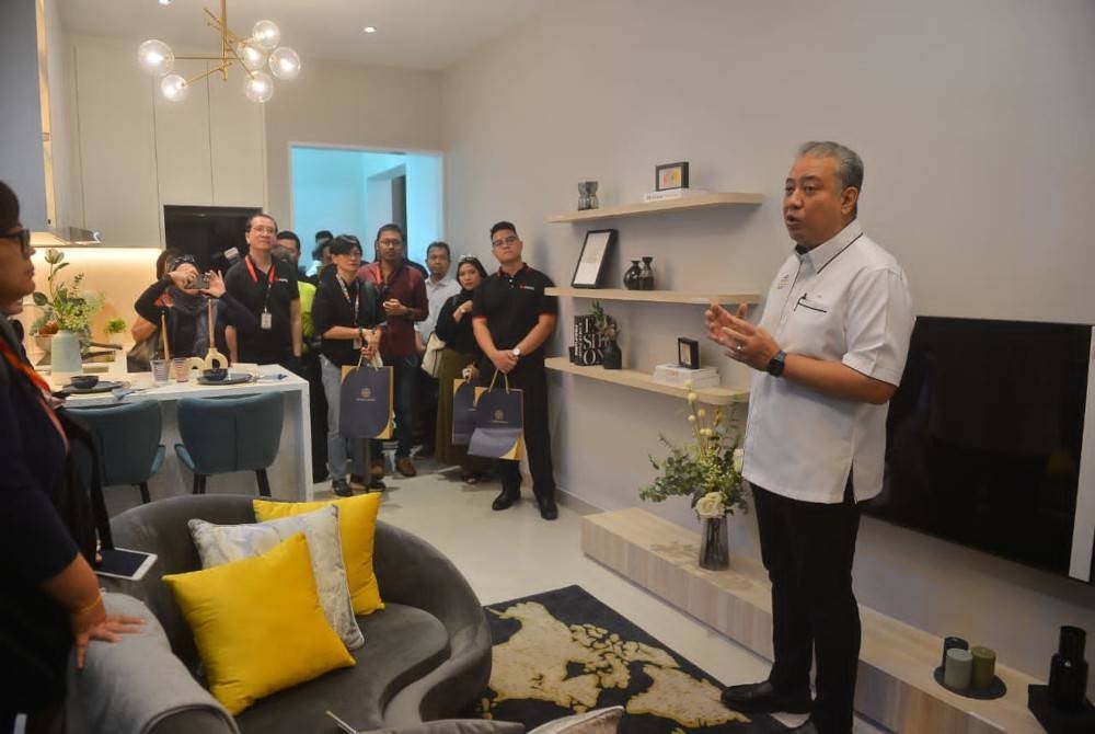 FD Iskandar menunjukkan rumah contoh kepada media di Loop City@Puchong Sales Gallery pada Isnin.