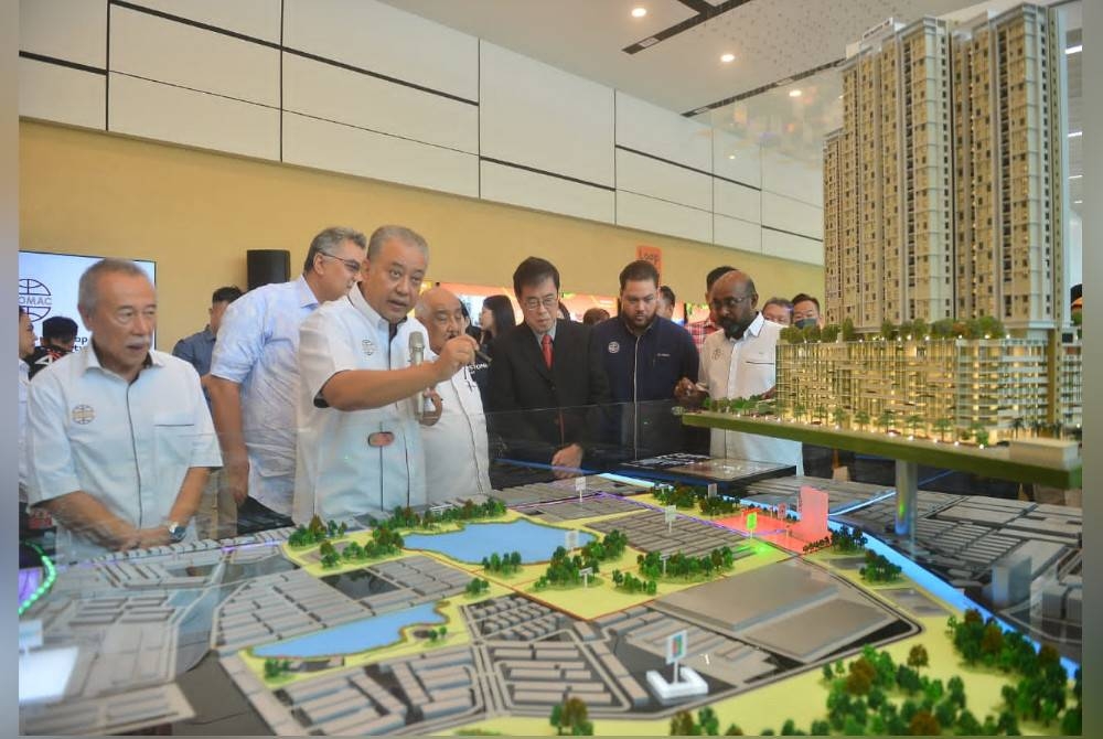 FD Iskandar menerangkan projek pembangunan yang bakal dijalankan oleh Glomac Berhad.